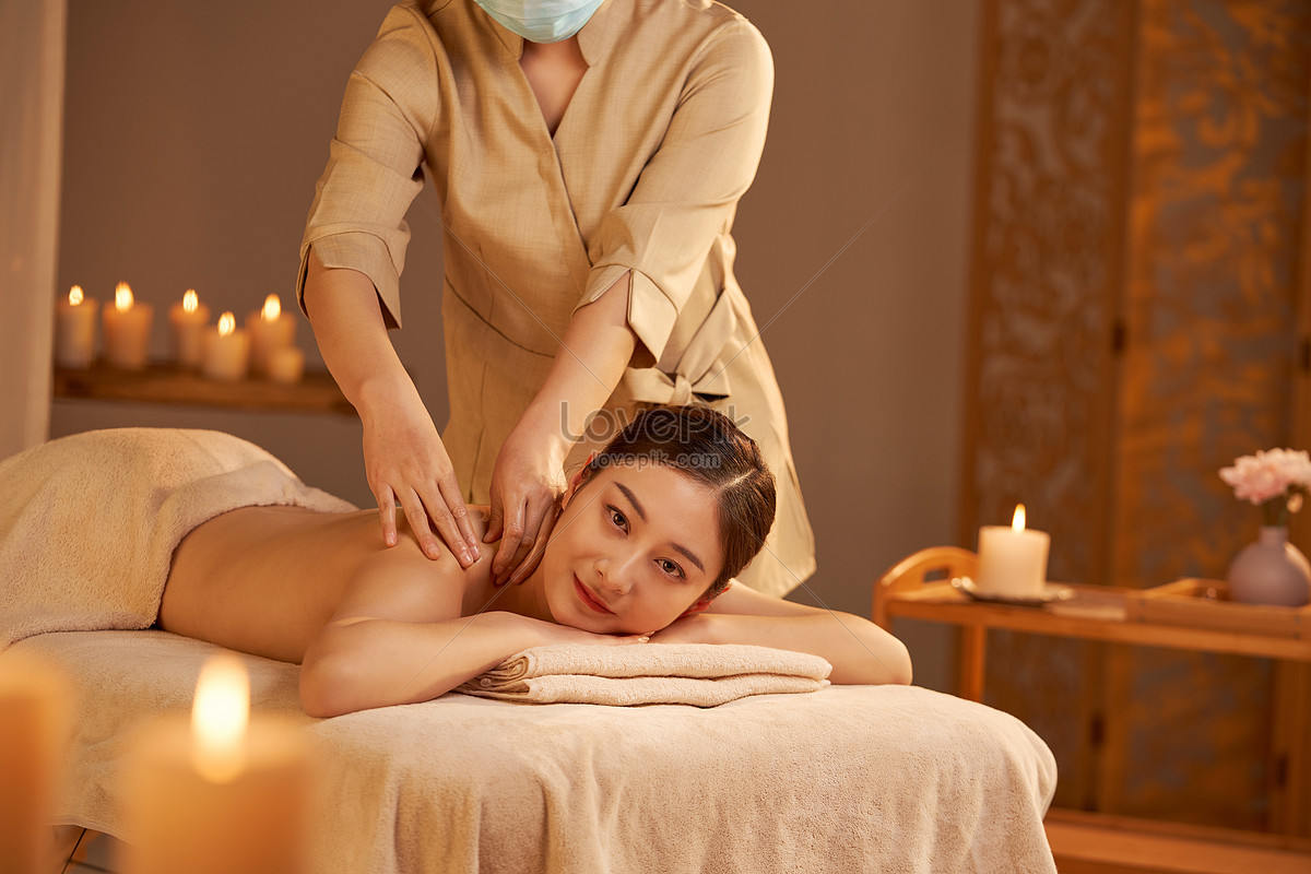 lovepik-female-spa-technician-shoulder-massage-picture_501703714